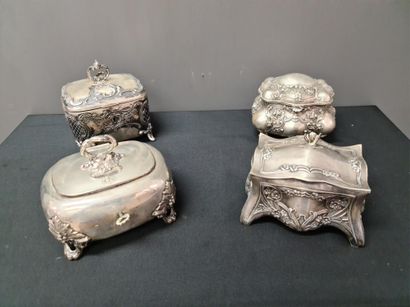 null Set of four solid silver boxes circa 1900/1920. Total weight : 1530 grams.