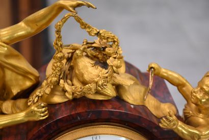 null 
Importante pendule d'époque Louis XVI en bronze doré et marbre griotte rouge....