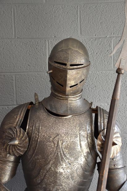 null 中世纪风格的盔甲。作品19世纪末-20世纪初。身高：188厘米，带头盔。