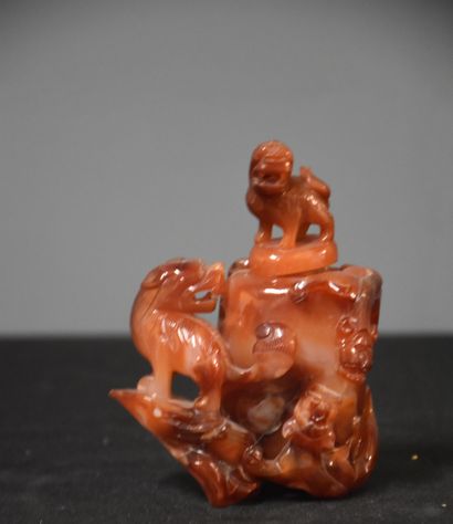 null Carved jade bottle. China end of XIX th century. Height : 12 cm