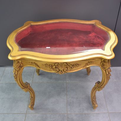 null Petite table-vitrine dorée style Louis XV. Ht : 80 cm. Longueur : 101 cm. Largeur...