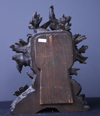 null Black forest carved wood hunting clock, 19th century. Height: 41 cm.