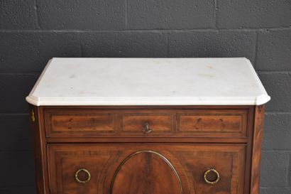 null 一个路易十六风格的桃花心木饰面的抽屉柜，1800年左右的法国作品。高度：86厘米 宽度：86厘米 深度：49厘米。有小块缺失。