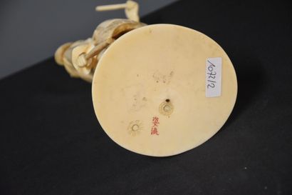 null Ivory Okimino签名。日本 19世纪。高：31,5厘米 左手握柄处有小的重新连接。