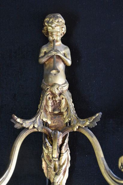 null Paire d'appliques en bronze vers 1900 décorées d'anges joueurs de flûtes. Ht...