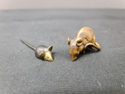 null Lot de deux bronzes de Vienne : un rat et une souris. Ht : 18 et 6 mm.