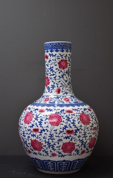 null 重要的田秋萍花瓶上有乾隆时期的伪装标记。中国XX世纪。高度：58厘米。