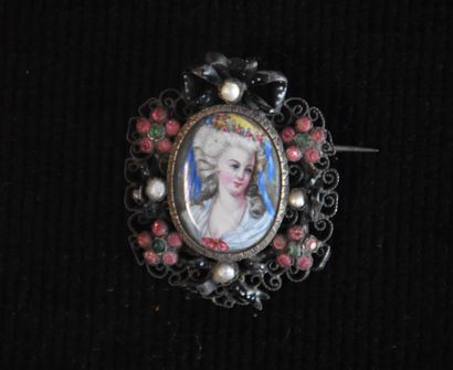 null Silver and stone brooch with a miniature on enamel in its center. Height: 4...