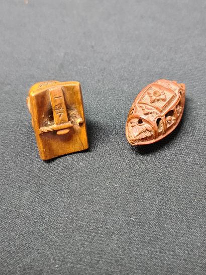 null Set of two carved wood netsukes. Old Japanese work.