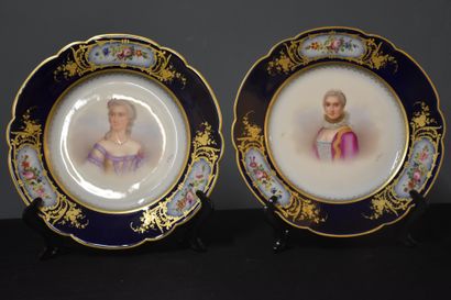 null Paire d'assiettes en porcelaine de Sèvres décorées aux portraits de madame Dubary...