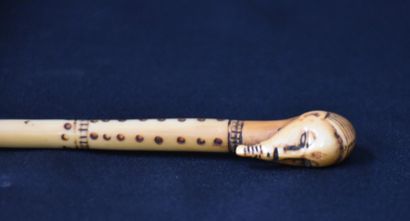 null Lot of two African ivory objects: a hairpin and a spoon.
