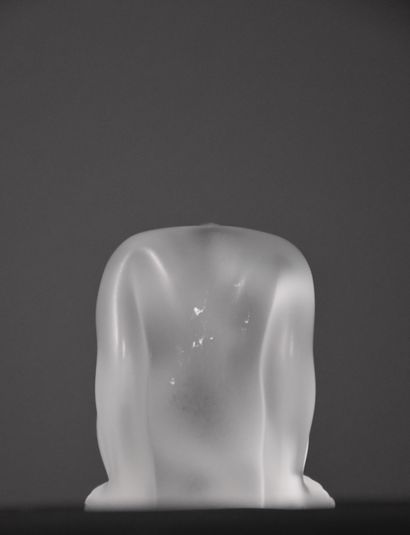 null 法国莱俪公司。2007年前后的当代作品。翘着二郎腿的女人。白水晶。伴随着它的盒子。高度：7厘米。