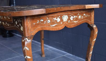  Table italienne en bois de placage et marqueterie d’os et d’ivoire. Époque XVIII...