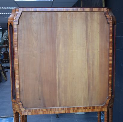 null A rosewood veneered display cabinet circa 1920. Height : 182 cm. No key.