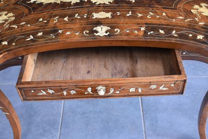  意大利骨质和象牙的贴面和镶嵌的桌子。十八世纪时期，98 x 80厘米。高度：76厘米。