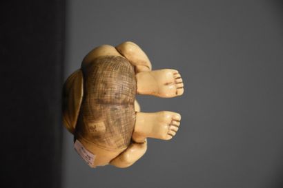 null Personnage en ivoire sculpté et signé. Japon Meïji. Ht : 6,5 cm.