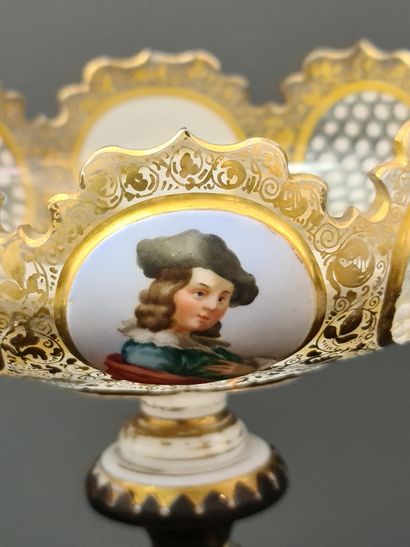 null Coupe en cristal de Bohême émaillée d'or et décorée en réserves de portraits...