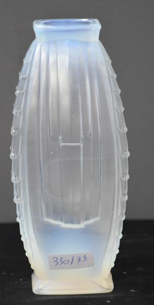 null Sabino. Art deco vase in opalescent molded glass. Height : 18 cm. Signed.