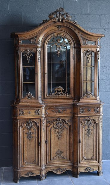 null Double carved oak display cabinet from Liège. Period XIX th century. Height...
