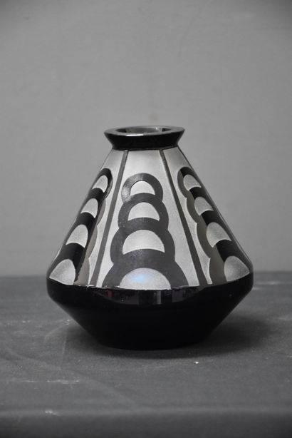 Henri Heemskerk (1886-1953) Henri Heemskerk (1886-1953). Art deco vase in sandblasted...