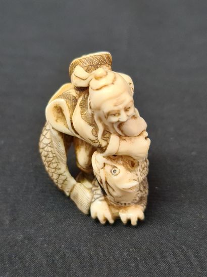 null Set of four Japanese ivory netsuke circa 1900. The model with the three monkeys...