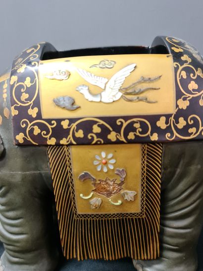 null Boîte à thé en bois, ivoire et laque du Japon représentant un éléphant surmonté...