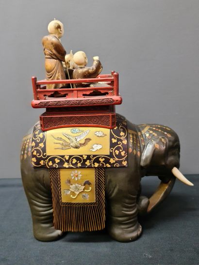 null Boîte à thé en bois, ivoire et laque du Japon représentant un éléphant surmonté...