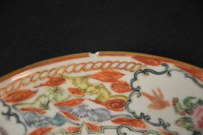 null A pair and an individual plate in Chinese porcelain (Canton). A chip and a restoration...