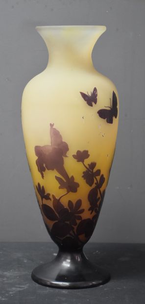EMILE GALLE (1846-1904) Emile Gallé (1846-1904). Vase balustre en verre multicouches...