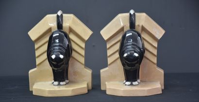 null 一对布洛涅陶器艺术装饰书架，上面装饰着黑猫。高度：16厘米。