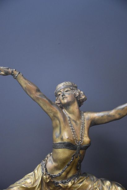Claire COLINET (1880-1950) 
克莱尔-科利内（1880-1950）《Theban Dancer》。大理石门座上的鎏金青铜，白色大理石门...
