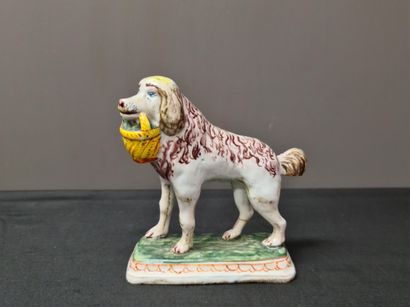 代尔夫特陶器狗，18世纪。高度：14厘米。两条后腿上有旧胶水的痕迹。