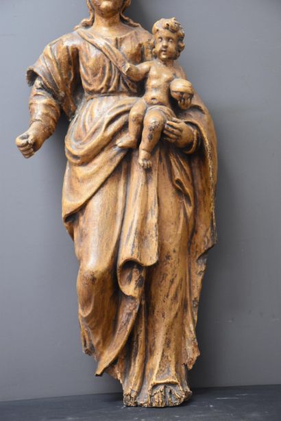 null Vierge à l'enfant en bois sculpté. Époque XVII ème siècle. Arrière non travaillé,...