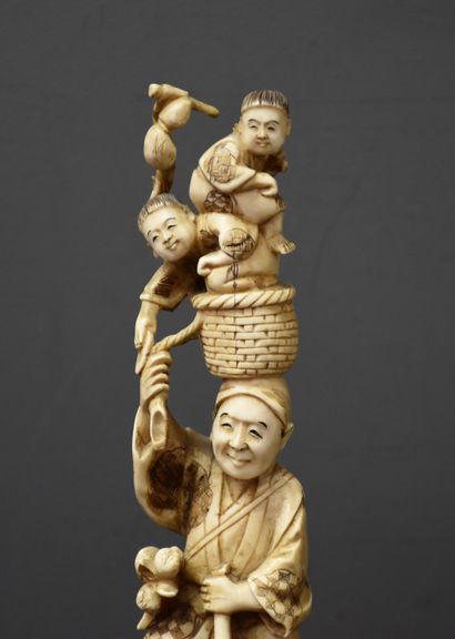 null Sculpture ivoire japonais. Signée. Fin XIXème siècle. Ht: 26 cm.