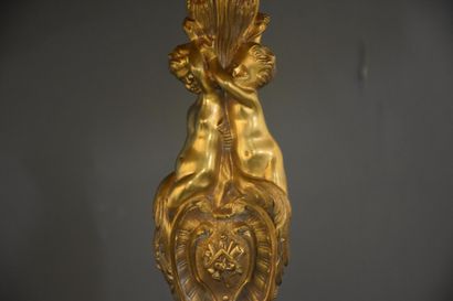 null Candélabre en bronze de style Louis XIV à décors de tritons. Monté en lampadaire....