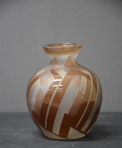 Paul Bernard Gobena (XIX-XX) Paul Bernard Gobena (XIX-XX) Art deco vase of the glass...