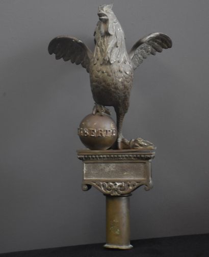 null Bronze flagpole with a rooster, France mid 19th century. Right leg to be re-soldered....