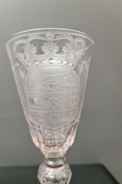 null 一套两个波西米亚水晶杯，上面装饰着带轮子的柜子。高度：20.5和19.5厘米。