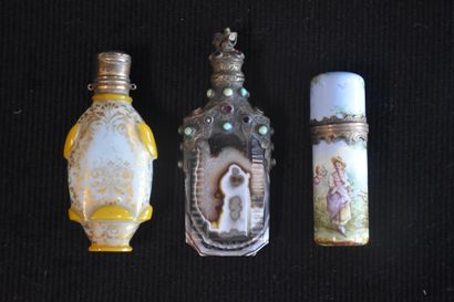 null Set of three 19th century snuffbottles in agate, enamel and crystal. Dimensions...