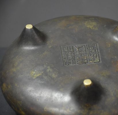 null 
Perfume burner in bronze of China. Height : 9,5 cm.
