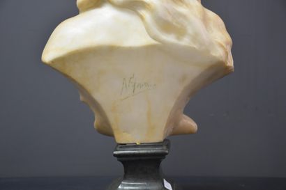 Ada CIPRIANI (1904-?) Ada CIPRIANI (1904-?) Buste en albâtre sur socle en marbre...