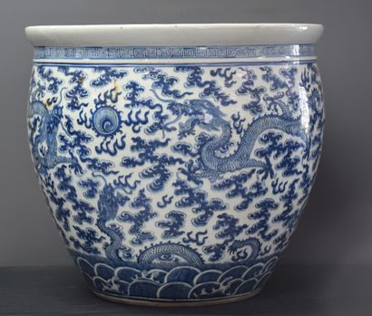 null Important Chinese porcelain aquarium decorated with dragons chasing the sacred...