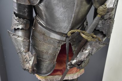 null Renaissance style armor, elaborated and chiseled. Quality work in the middle...