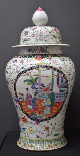 null Paire de potiches couvertes en porcelaine de Chine à décors de personnages dans...