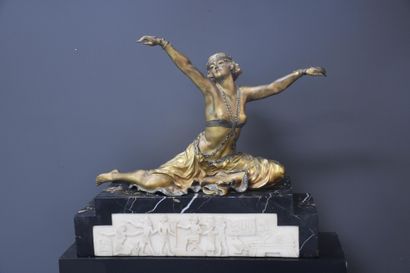 Claire COLINET (1880-1950) 
克莱尔-科利内（1880-1950）《Theban Dancer》。大理石门座上的鎏金青铜，白色大理石门...
