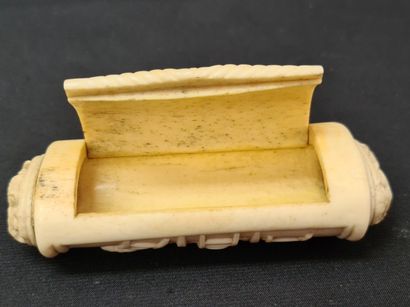 null 大约1800/1820年，象牙雕刻的酒馆和轮廓的场景的鼻烟盒。尺寸：10,5 x 4,5厘米。