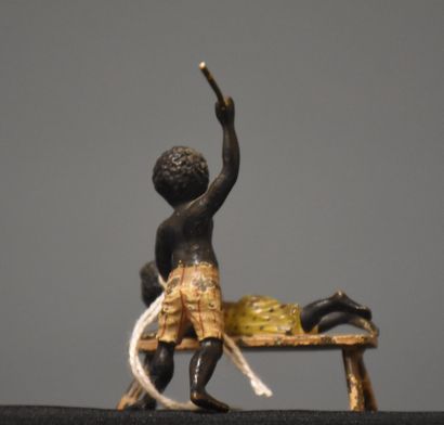 null Bronze de Vienne, les enfants africains à la fessée. Ht : 5,5 cm. Lg : 4,5 ...