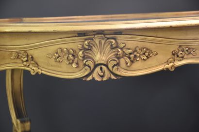 null Petite table-vitrine dorée style Louis XV. Ht : 80 cm. Longueur : 101 cm. Largeur...