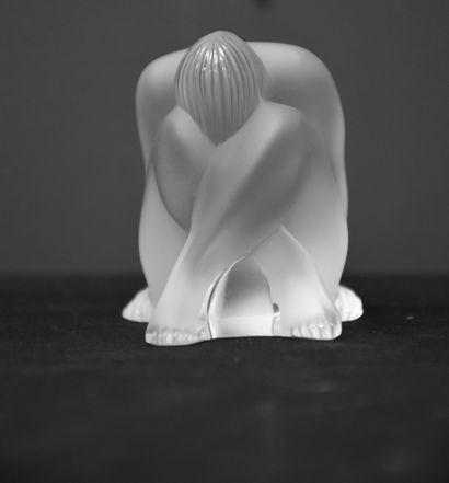 null Lalique. Woman with crossed leg in white crystal. Contemporary work around 2007....