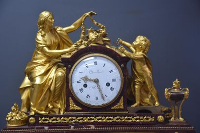 null 
路易十六时期重要的鎏金铜和红色格里奥特大理石时钟。"表盘上有巴黎Thuillier的签名（一个孔有轻微的缺口），边沿有非常轻微的缺口。人们注意到上面缺少第二只鸟：一条腿仍然冻结在装饰中：见细节图。



皮埃尔-尼古拉（1744年10月7日生于巴黎），钟表匠，1776年3月21日在巴黎与玛格丽特-戈麦结婚，是钟表大师皮埃尔和玛丽-安娜-玛格丽特的儿子。由于他的父亲使用了尼古拉-巴拉德尔（Nicolas...